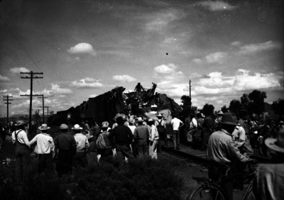 Gente y ferrocarrileros en las labores de rescate de un accidente ferroviario