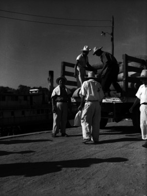 Ferrocarrileros en el área de carga y descarga de camiones de una estación