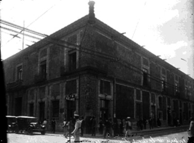 Edificio de las oficinas de los Ferrocarriles Nacionales Express, entre las calles de República de Chile y Donceles número 21; vista parcial
