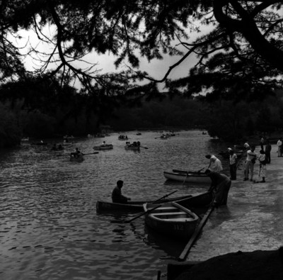 Gente en el lago de Chapultepec rentan lanchas para dar un paseo