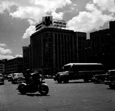 Transporte urbano y automóviles tránsitando una calle de la ciudad de México