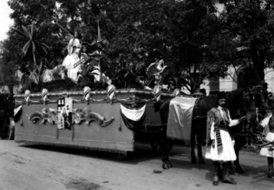 Carro alegórico durante el desfile de los festejos del Centenario de la Independencia de México