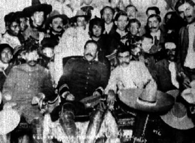 Francisco Villa sentado en la silla presidencial