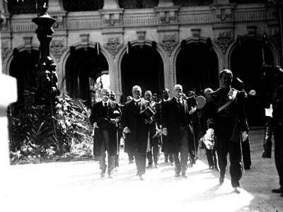 Porfirio Díaz y funcionarios durante su llegada a la aduana de Ciudad Juárez