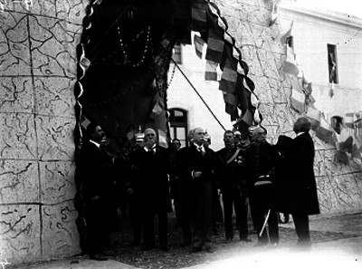 Porfirio Díaz, William Howard Taft y comitivas fuera de un edificio