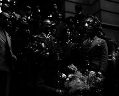 Militares, funcionarios y mujeres en ceremonia pública en correo mayor