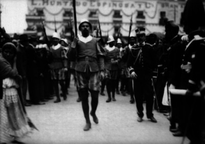 Representación de soldados españoles en el desfile histórico del Centenario