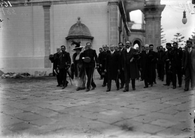 Refugio Bornequé de León de la Barra acompañados del Gral. Joaquín Beltrán dirigiéndose al Colegio Militar
