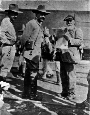 Revolucionarios junto a un ferrocarril