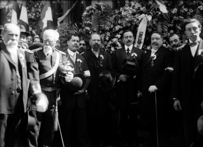 José Vasconcelos y otras personae en una ceremonia en cementerio