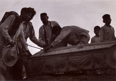 Indígenas atan ataud durante funeral