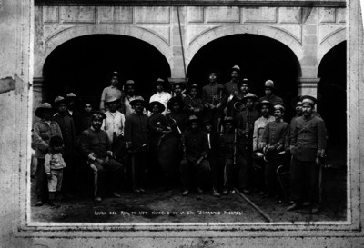 Integrantes de la Banda del regimento de Infantería N° 2, retrato de grupo
