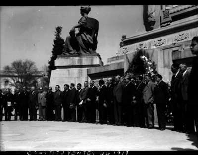 Constituyentes hacen guardia ante la Columna de la Independencia