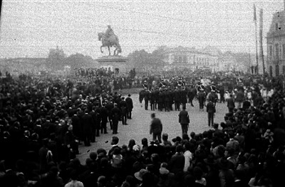 Militares y funcionarios que acompañan al cortejo fúnebre de Aureliano Blanquet a su paso por la Glorieta del Caballito