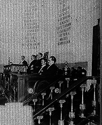 Venustiano Carranza y funcionarios durante una asamblea en la Cámara de Diputados