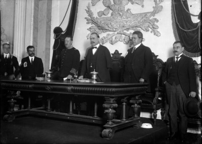 Alvaro Obregón con Manuel Pérez Treviño y funcionarios durante una cermonia en un salón