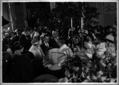 Alvaro Obregón apadrinando la boda de Fernando Torreblanca y Hortensia Elias Calles en el Templo de Santa Brígida