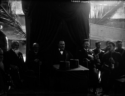 Alvaro Obregón, Enrique Estrada, Herminio Pérez y otras personas presidiendo una ceremonia pública