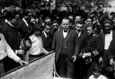 Alvaro Obregón pronunciando unas palabras durnate el funeral de Jesús M. Garza