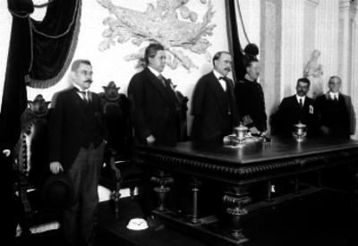 Alvaro Obregón y funcionarios presiden ceremonia en un salón