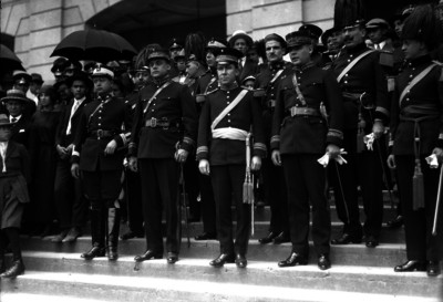 Francisco Serrano y miembros del ejército durante una ceremonia en el Colegio Militar