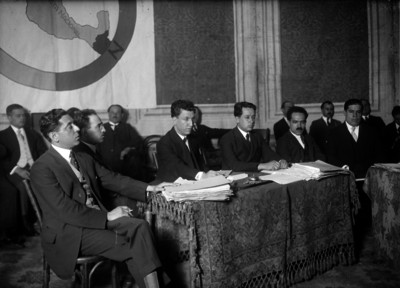 Juan Manuel Alvárez del Casatillo, abogado y otros miembros del Partido Nacional Cooperatista presidiendo una sesión