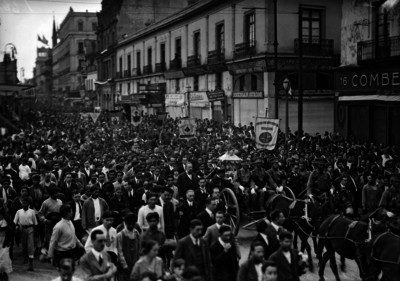 Los restos de los héroes de la independencia escoltados por miembros de los poderes de la unión, comisiones patrióticas y numerosa concurrencia