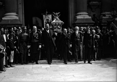 Los restos de los héroes de la independencia al momento de ser sacados de la catedral metropolitana