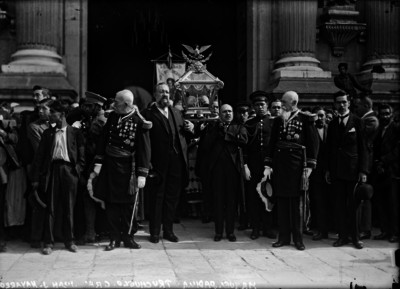 Féretro con los restos de los héroes de la independencia al momento de salir de la catedral