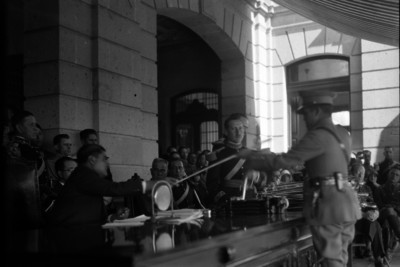 Emilio Portes Gil entregando espada a un nuevo oficial del Colegio Militar