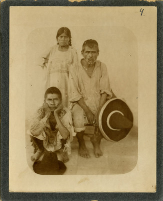 Indígenas chinantecos del poblado de San José de las Flores, retrato