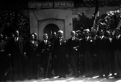 Pascual Ortíz Rubio con funcionarios haciendo guardia a los Héroes de la Independencia
