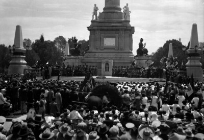 Ceremonia cívica frente al monumento del Ángel de la Independencia