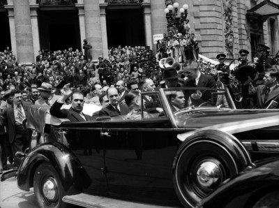 Lazaro Cárdenas abordo del automóvil presidencial después de haber protestado como presidente de la república