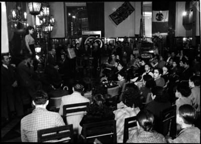 Gente escuchando a un grupo musical