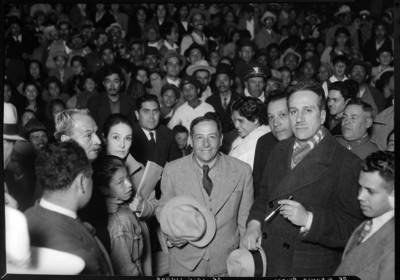 Alfonso Priani y José Siurob entre una multitud