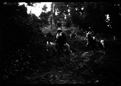 Petroleros montando a caballo en la sierra