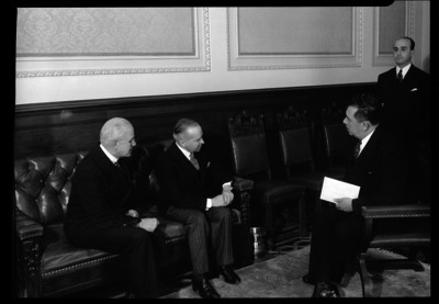 Lázaro Cárdenas conversando con dos diplomáticos en Palacio Nacional