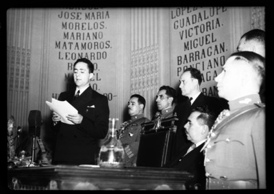 Legilasdor respondiendo al informe de Lázaro Cárdenas en la Cámara de Diputados