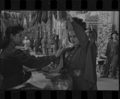 Mujer en una tienda de telas