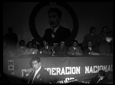 Miembros de la Confederación Nacional de Organizaciones Populares durante una reunión en apoyo a Miguel Alemán Valdés