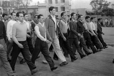 Civiles marchando por instrucción militar durante prácticas y maniobras para la guerra