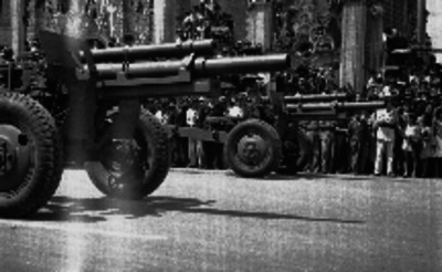 Exhibición de armamento militar durante un desfile