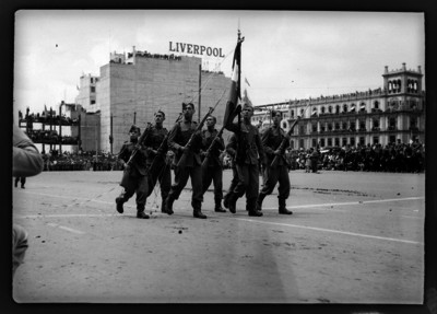Escolta militar desfilando por la Plaza de Armas