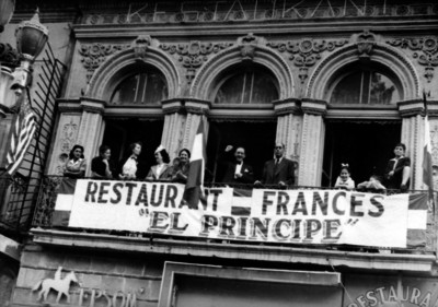 Colonia francesa celebrando la liberación de París en el balcón del Restaurant El Príncipe