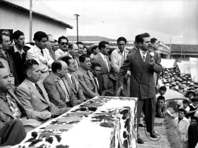 Hombre dirigiendo un discurso durante el mitin de apoyo a Alfredo del Mazo