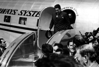 Funcionario norteamericano descendiendo de un avión