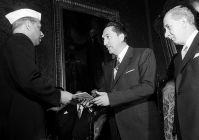 Miguel Alemán Valdés recibe cartas credenciales de un diplomático en Palacio Nacional