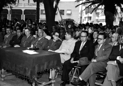 Pablo Macias Valenzuela, Rodolfo Sánchez Taboada y otros funcionarios durante un acto cívico