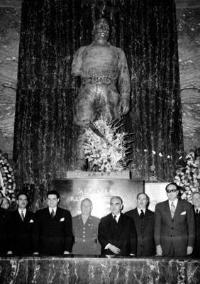 Gilberto R. Limón y Antonio Díaz Lombardo haciendo una guardia de honor en el monumento a Alvaro Obregón